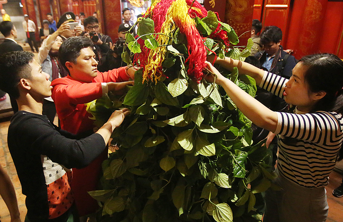 Hội Gióng phát hơn 15.000 cành lộc, không còn cảnh tranh cướp